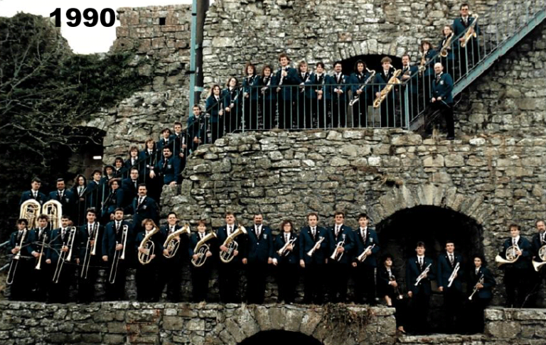 Vereionsfoto  aus dem Jahr 1990. Die Mitglieder des Musikverein Rheinheim stehen an einer Mauer der Küssaburg entlang.